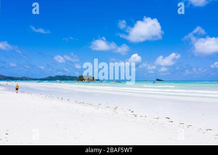 Anse Volbert Luftstrand Blick auf die Insel Praslin Seychellen Stockfoto