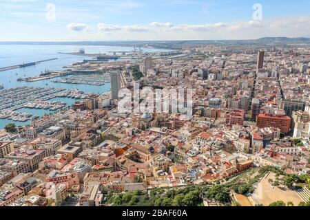 High-Winkel-Ansicht einer Stadt auf dem Körper von Das Meer in Spanien Stockfoto