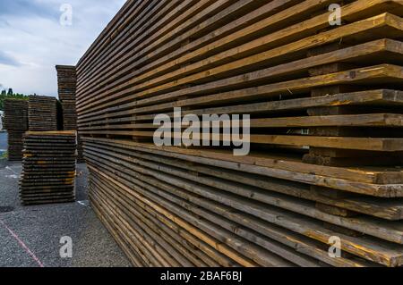 Standbau einer regionalen Messe, Zeltkonstruktion, Holzpfosten und Holzbretter für den Zeltboden auf dem Stapel, Zelte im Hintergrund, Alu Stockfoto