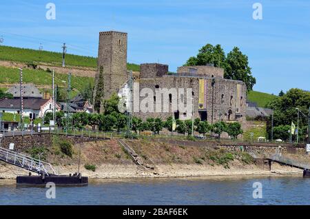 Rüdesheim, Deutschland - 29. Mai 2011: Schloss Broemserburg im Rheintal zum UNESCO-Weltkulturerbe, darunter ein Weinmuseum Stockfoto