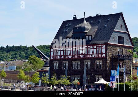 Rüdesheim, Deutschland - 29. Mai 2011: Unidentifizierte Menschen im Dorf im Rheintal zum UNESCO-Weltkulturerbe, Stockfoto