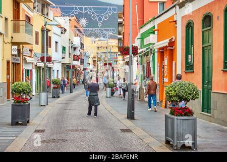 Candelaria, Tenera, Spanien - 12. Dezember 2019: Straße in der Stadt Candelaria mit Wanderern Stockfoto