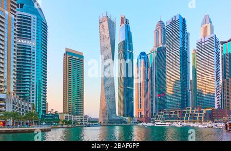 Dubai, VAE - 30. Januar 2020: Türme von Dubai Marina in der Dämmerung, Vereinigte Arabische Emirate Stockfoto