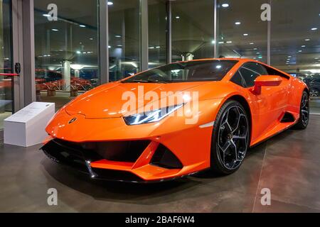 Bologna, Italien - 03. März 2020: Supercar Lamborghini Huracan EVO Spyder in der Halle des Flughafens Bologna Stockfoto