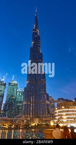 Dubai, VAE - 01. Februar 2020: Der Burj Khalifa in Dubai nachts, Vereinigte Arabische Emirate Stockfoto