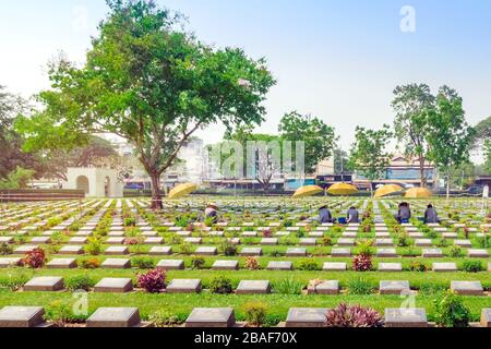 Kanchanaburi THAILAND - 21. FEBRUAR: Unidentifizierte Arbeiter renovieren und dekorieren Blumen auf dem Allied war Cemetery von Kanchanaburi am 21.2020 in Ka Stockfoto