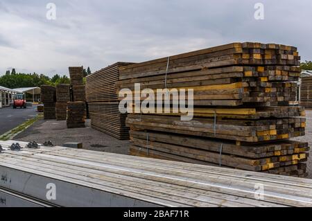 Standbau einer regionalen Messe, Zeltkonstruktion, Holzpfosten und Holzbretter für den Zeltboden auf dem Stapel, Zelte im Hintergrund, Alu Stockfoto