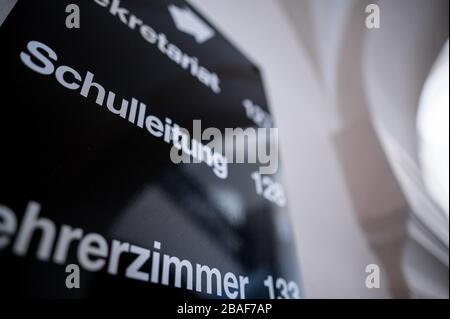 Oberhausens, Deutschland. März 2020. Ein Schild zeigt den Weg zur Schulverwaltung. Das Freier-Vom-Stein-Gymnasium in Oberhaushausen bereitet sich auf die wegen der Corona-Pandemie vertagten Abitur-Prüfungen vor. Die Abitur-Prüfungen in Nordrhein-Westfalen sollen drei Wochen später als bisher stattfinden. Kredit: Fabian Strauch / dpa / Alamy Live News Stockfoto