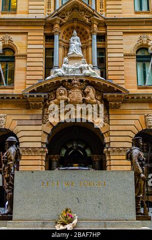 Das Sydney Cenotaph mit einem Blumenstrauß, damit wir es nicht vergessen Stockfoto