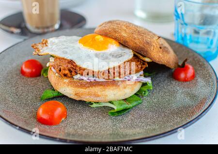 Pulled Schweinefleisch Burger mit Ei Stockfoto