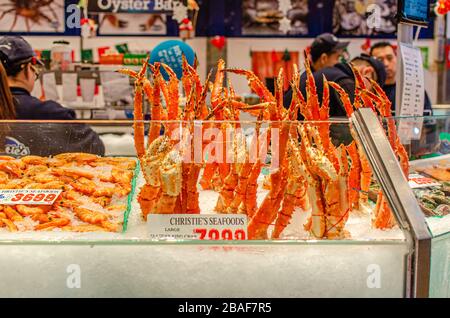 Frische Alaskakakrabbe auf Eis zum Verkauf in Christie's Seafoods in Sydney Fish Market, Australien Stockfoto