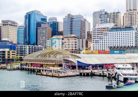 Panorama des Darling Harbour in Sydney, Foto von der Pyrmont Bridge Stockfoto