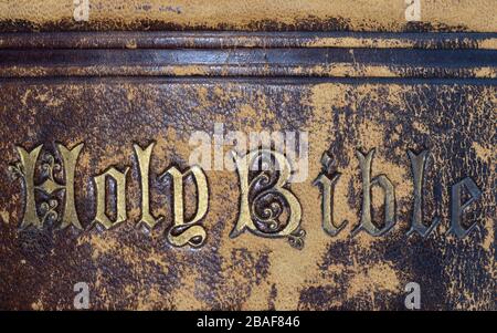 Antike Bibel mit goldfarbenen Schriftzügen und brüniertem Leder Stockfoto