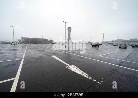 Edinburgh, Schottland, Großbritannien. März 2020. Blick auf den verlassenen Flughafen von Edinburgh während der Coronavirus Pandemie. Mit nur sehr wenigen Flügen während der aktuellen Covid-19-Krise sind Passagiere im Terminalgebäude knapp. Der Parkpark ist fast verlassen. Iain Masterton/Alamy Live News Stockfoto