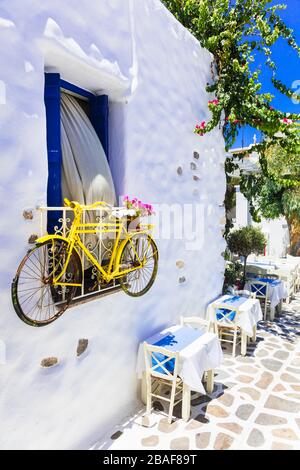 Traditionelle alte Straßen der Insel Naxos, Blick mit altem Fahrrad, weißes Haus und Blumen, Griechenland. Stockfoto