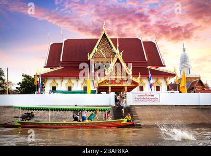 Aythaya, Thailand - 20. November 2016: Tourist in der Nähe des thailändischen Tempels bei einer Bootstour mit dem langen Schwanzboot auf dem Chao Phraya River Stockfoto