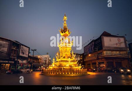 CHIANG RAI, Thailand - 25. November 2016: Golden Clock Tower with Illumination, 2008 vom thailändischen Künstler Chalermchai Kositpipatat gegründet Stockfoto