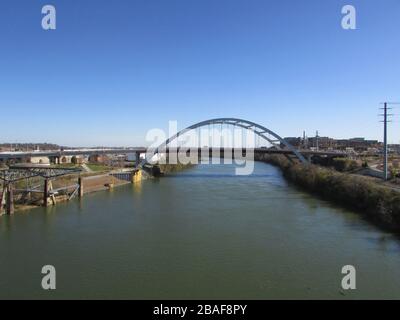 Korean war Veterans Memorial Bridge in Nashville über den Cumberland River Stockfoto