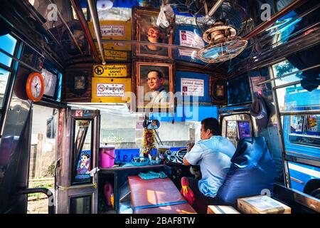 CHIANG RAI, Thailand - 26. November 2016: Kabine des öffentlichen Busses mit Porträt des Königs und Fahrer, der auf die Abfahrt am Terminal wartet Stockfoto