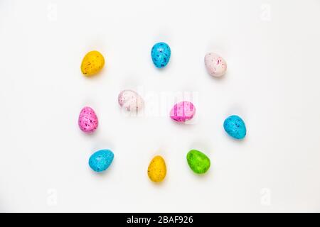 Kollektion perfekte farbenfrohe, handgefertigte Ostereier in Mini-Größe, isoliert auf einem weißen Stockfoto