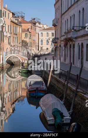 VENEDIG, ITALIEN - 23. MÄRZ: Ansichten von Venedig ohne Menschen während des Corona-Virus Stockfoto