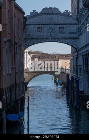 VENEDIG, ITALIEN - 23. MÄRZ: Ansichten von Venedig ohne Menschen während des Corona-Virus Stockfoto