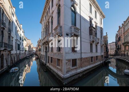 VENEDIG, ITALIEN - 23. MÄRZ: Ansichten von Venedig ohne Menschen während des Corona-Virus Stockfoto