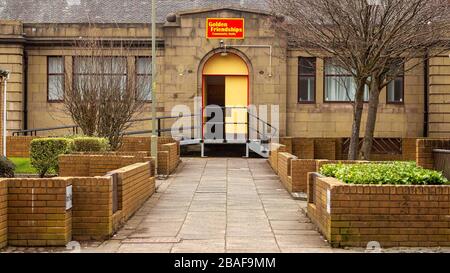 Clydebank, Großbritannien. März 2020. Die Golden Friendships Gemeinschaftshallen, mit ihren Türen geöffnet und Freiwillige versuchen ihr Bestes von innen. Kredit: Colin Poultney/Alamy Live News Stockfoto