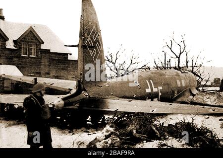 Whitby, North Yorkshire - Eine seltene Momentaufnahme des ersten deutschen Flugzeugs, das am 3. Februar 1940 auf englischem Boden auf der Bannial Flatt Farm am Sleights Lane End abgeschossen wurde. Der Pilot, der das Flugzeug abstürzte, war Group Captain Peter Townsend, der später romantisch mit Prinzessin Margaret von Großbritannien verbunden war. Rudolf Leushacke wurde sofort getötet, als Townsend den ersten Kugelhagel abfeuerte. Eine Gedenktafel wurde an einer Steinsäule am Sleights Lane End nördlich von Whitby an der Kreuzung von A171 und A169 errichtet. Stockfoto