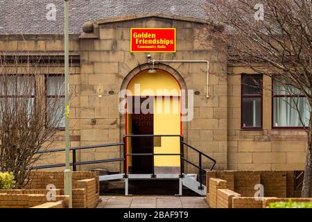 Clydebank, Großbritannien. März 2020. Die Golden Friendships Gemeinschaftshallen, mit ihren Türen geöffnet und Freiwillige versuchen ihr Bestes von innen. Kredit: Colin Poultney/Alamy Live News Stockfoto