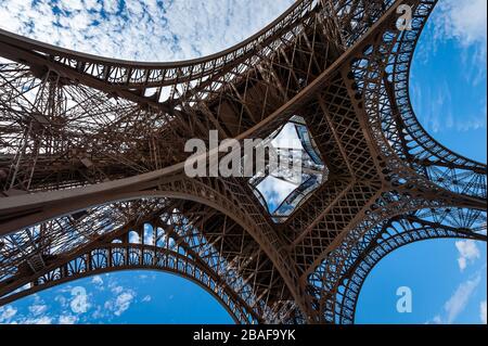 Eiffelturm von unten an einem sonnigen Tag im Sommer, Paris Frankreich Stockfoto