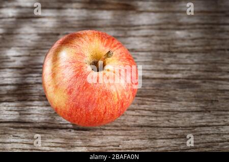 Rote apfelfrucht auf dem Tisch, Nahbild Stockfoto