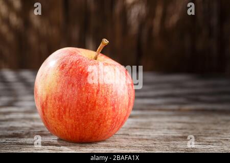 Rote apfelfrucht auf dem Tisch, Nahbild Stockfoto