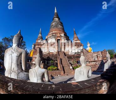 Großen Stupa und Buddha Statuen im Wat Yai Chai Mongkol Kloster in Ayuttaya, Thailand Stockfoto