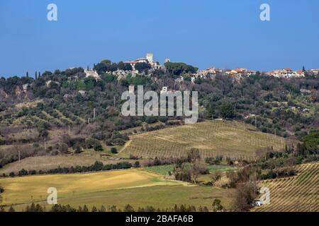 Schöner Panoramablick auf die Stadt Saturnia und die umliegende Landschaft, Grosseto, Toskana, Italien Stockfoto