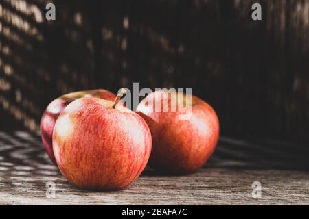 Rote apfelfrucht auf dem Tisch, Nahbild Stockfoto