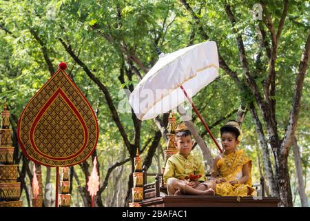 Traditionelle dresst Thai Leute an der Loy Krathong Festival im Historischen Park in Sukhothai in der Provinz Sukhothai in Thailand. Thailand, Sukh Stockfoto