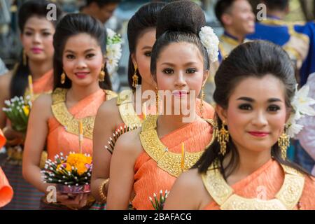 Traditionelle dresst Thai Leute an der Loy Krathong Festival im Historischen Park in Sukhothai in der Provinz Sukhothai in Thailand. Thailand, Sukh Stockfoto