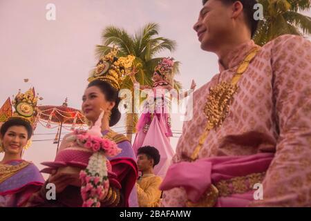 Traditionelle dresst Thai Leute an der Loy Krathong Festival im Historischen Park in Sukhothai in der Provinz Sukhothai in Thailand. Thailand, Sukh Stockfoto