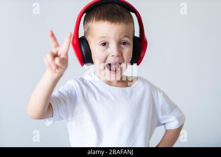 Junge Kinder genießen Rhythmen beim Musikhören über Kopfhörer Stockfoto