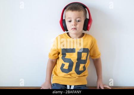 Junge Kinder genießen Rhythmen beim Musikhören über Kopfhörer Stockfoto