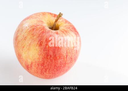Rote apfelfrucht auf weißem Hintergrund, Nahbild Stockfoto
