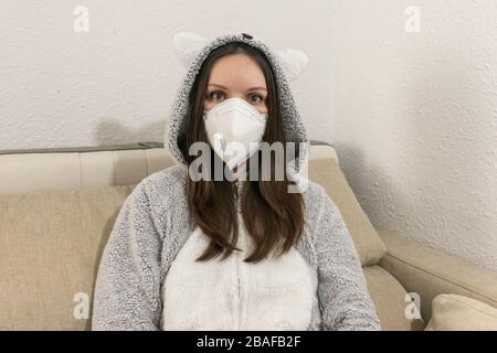 Junge kaukasische Frau Portrait in einer medizinischen Maske pff2 Stockfoto