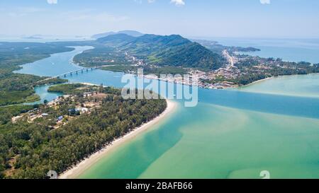 Ein Luftblick auf die Insel Lanta noi und das Isaland Lanta mit der Siri Lanta-Brücke, südlich der Provinz Thailand Krabi, beliebte Touristenattraktion für Touren Stockfoto