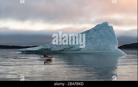 Schnellboot und Eisberge in der Disko Bay Grönland Stockfoto