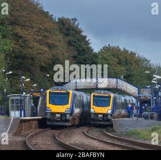 2 Northern Rail CAF baute die Civity-Züge der Klasse 195 195116 und 195125 nebeneinander am Bahnhof Arnside Stockfoto