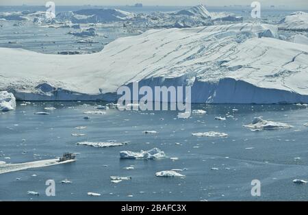 Schnellboot und Eisberge in der Disko Bay Grönland Stockfoto