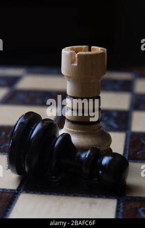 Schachturm steht in der Nähe von Pfandleiher. Immunität, Widerstandsfähigkeit, Überlebensfähigkeit und Siegeskonzept. Rook steht unter verfallenen Pfandschaften. Letzter Mann steht. Stockfoto