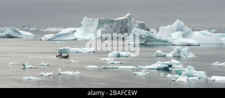 Schnellboot und Eisberge in der Disko Bay Grönland Stockfoto