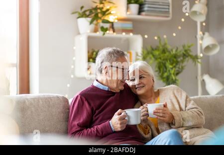 Portrait eines glücklichen Senioren-Paares, das zu Hause zusammen entspannen kann Stockfoto